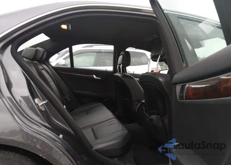 2013 Mercedes-Benz C 300 Sport 4Matic z USA, uszkodzony, nr VIN WDDGF8AB7DG076961